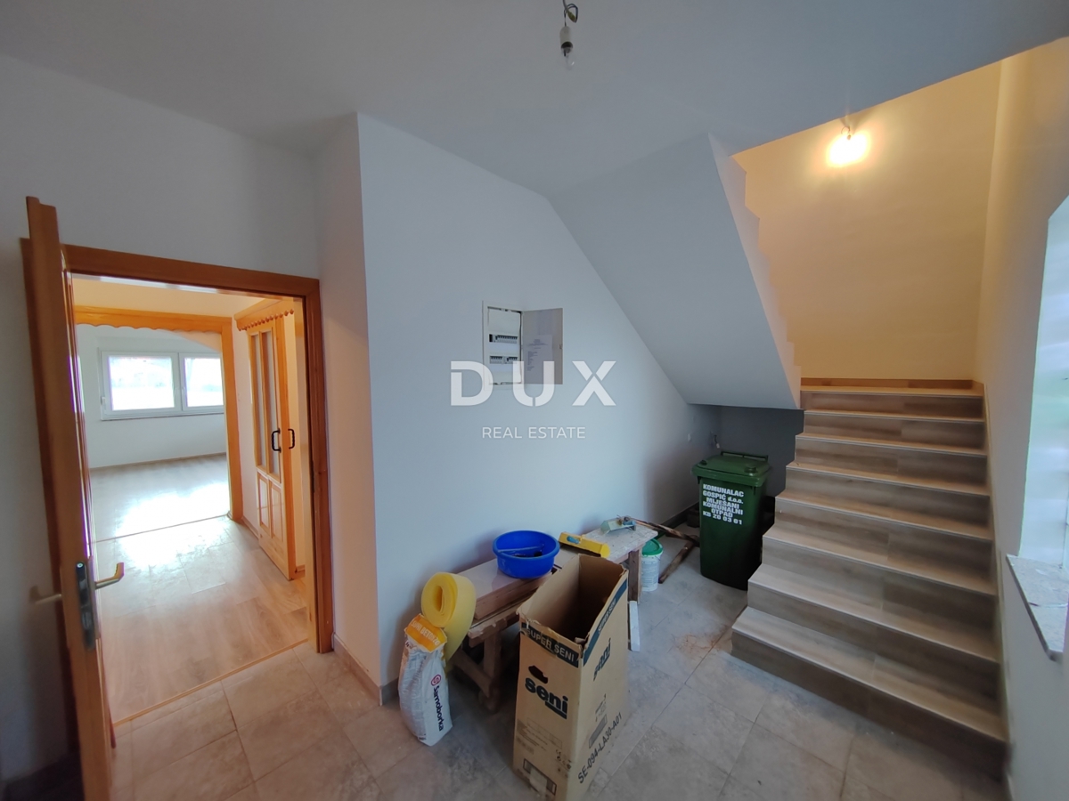 GOSPIĆ - Samostojna hiša s prostornim vrtom in obdelovalnim zemljiščem