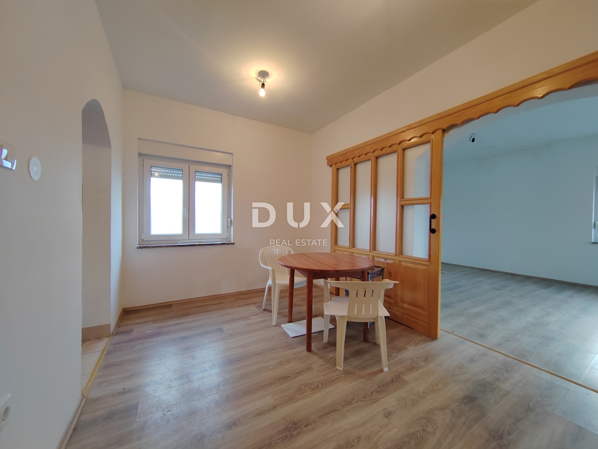 GOSPIĆ - Samostojna hiša s prostornim vrtom in obdelovalnim zemljiščem