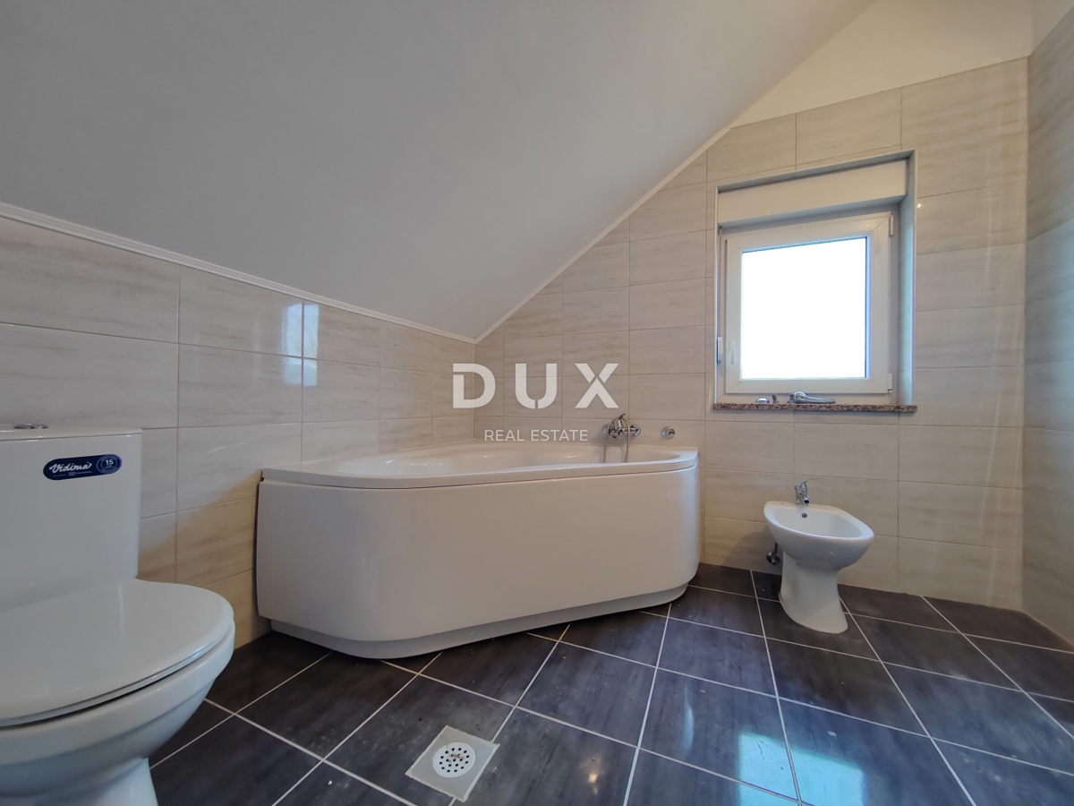 GOSPIĆ - Samostojna hiša s prostornim vrtom in obdelovalnim zemljiščem