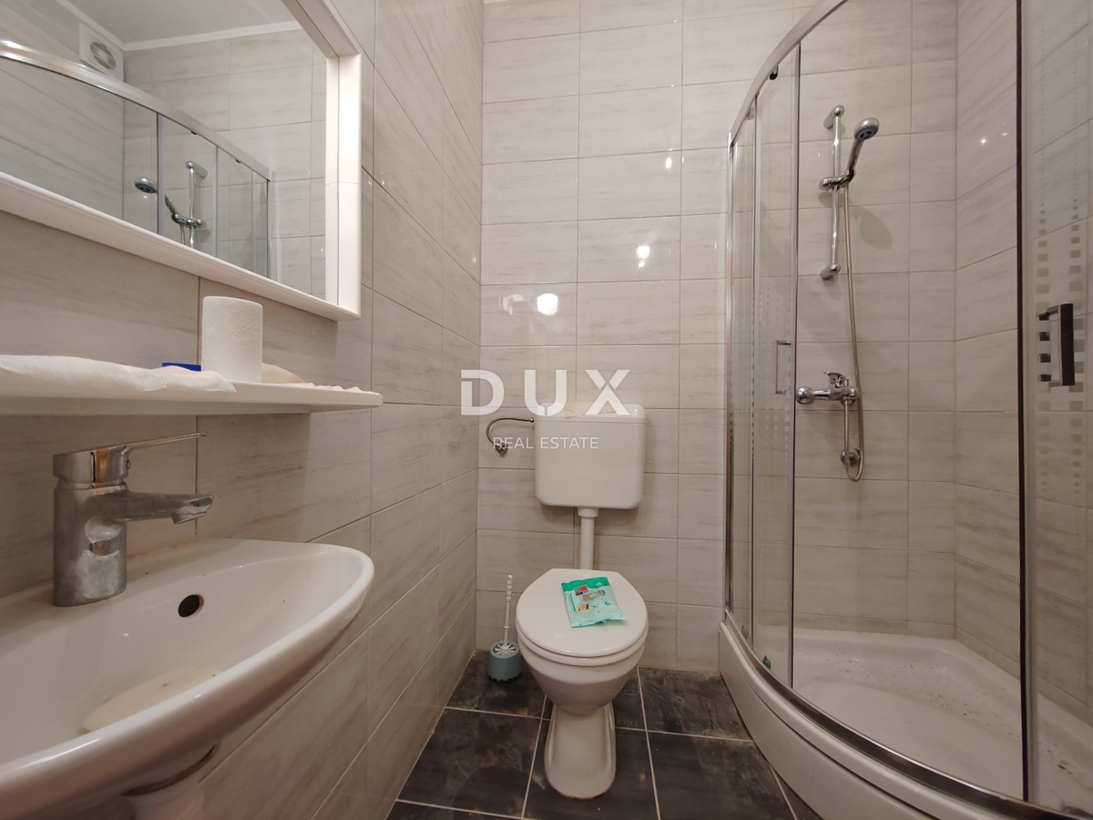 GOSPIĆ - Samostojna hiša s prostornim vrtom in obdelovalnim zemljiščem