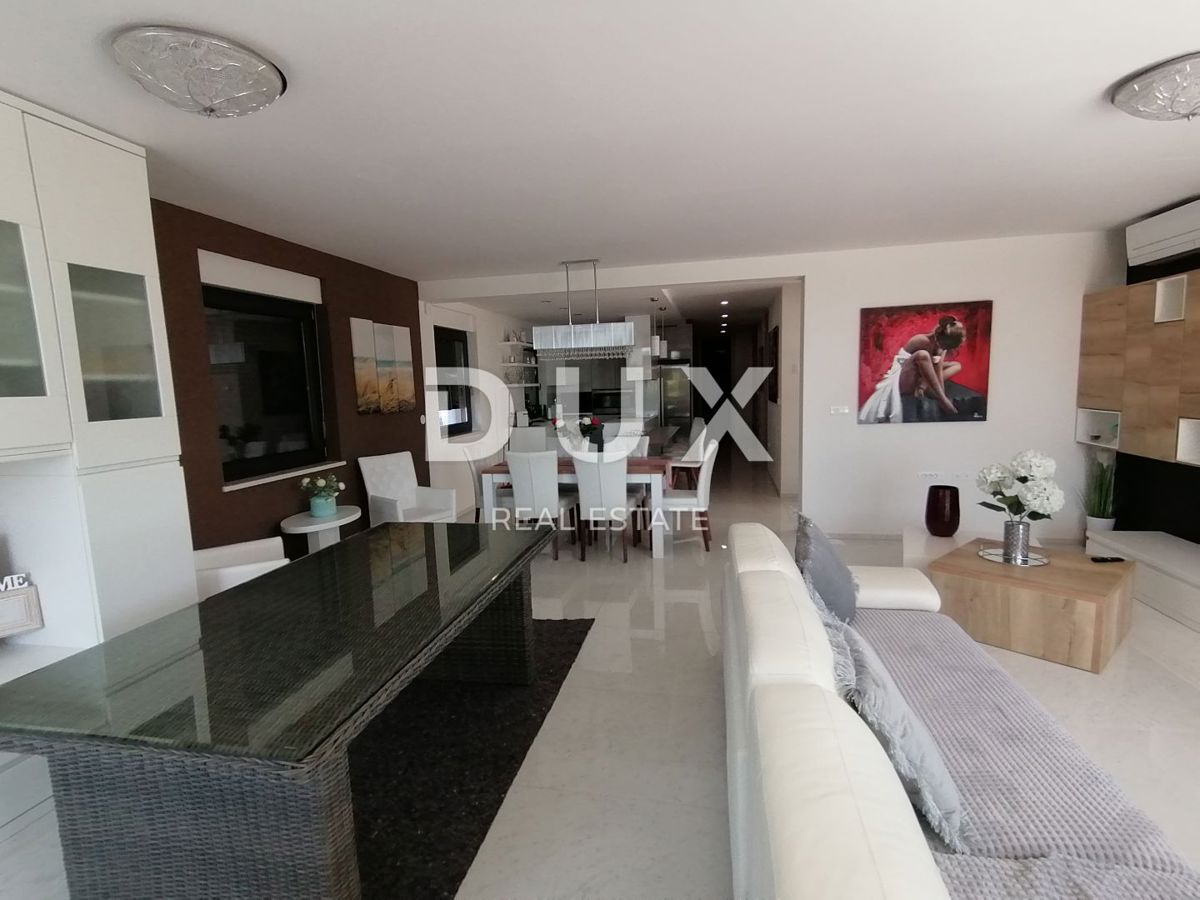 ISTRA, PJEŠČANA UVALA - Luksuzno stanovanje s 3 spalnicami in dnevno sobo velikosti 200 m2, prva vrsta do morja!