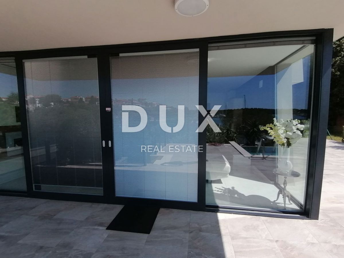 ISTRA, PJEŠČANA UVALA - Luksuzno stanovanje s 3 spalnicami in dnevno sobo velikosti 200 m2, prva vrsta do morja!