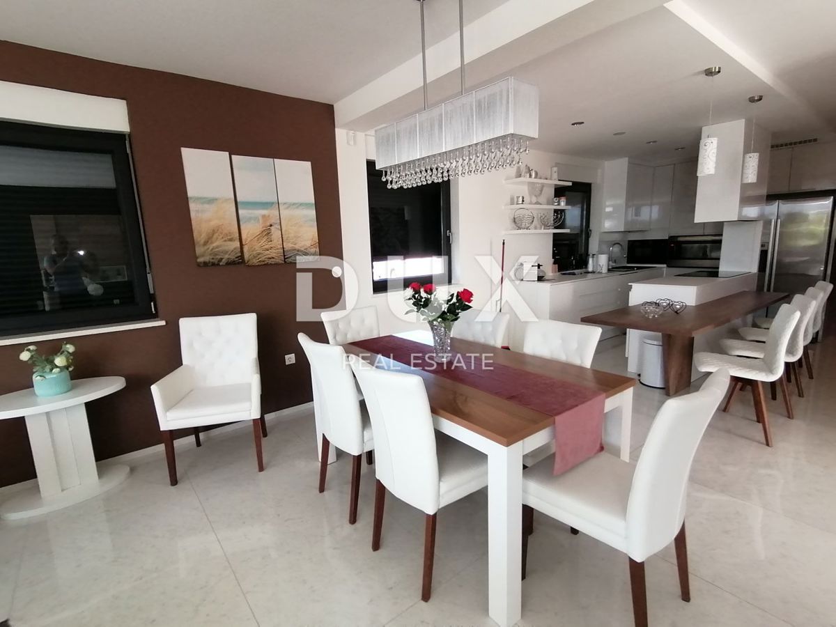 ISTRA, PJEŠČANA UVALA - Luksuzno stanovanje s 3 spalnicami in dnevno sobo velikosti 200 m2, prva vrsta do morja!