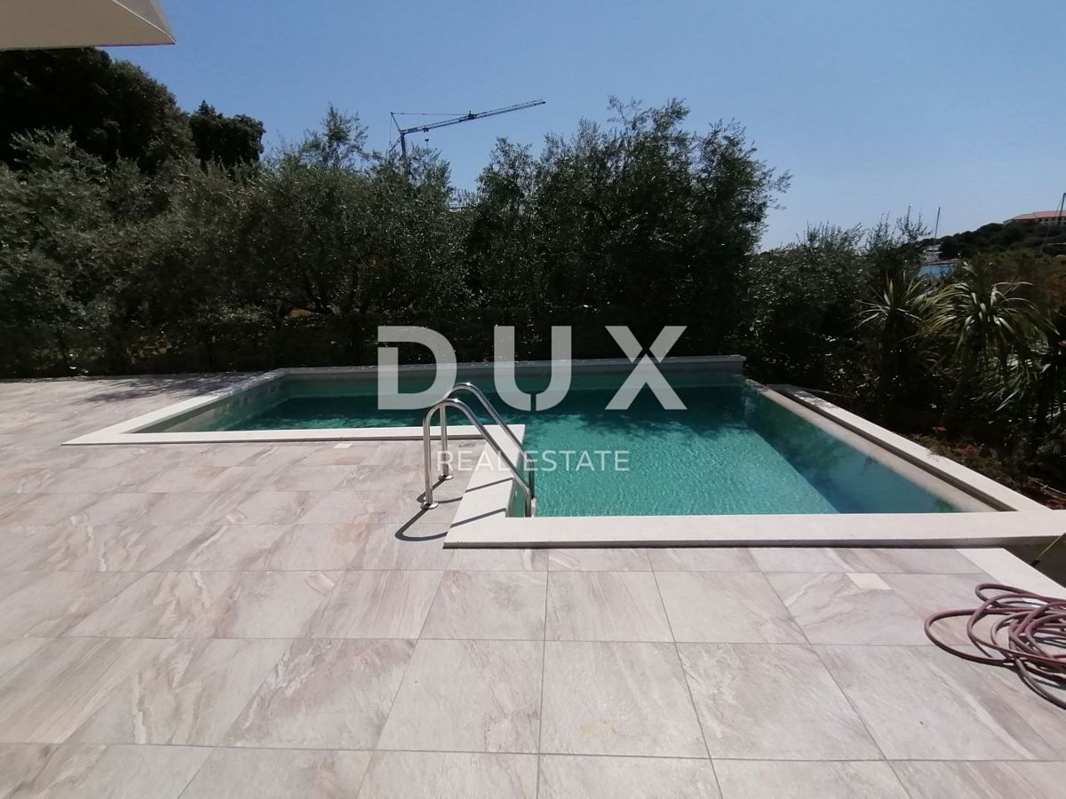 ISTRA, PJEŠČANA UVALA - Luksuzno stanovanje s 3 spalnicami in dnevno sobo velikosti 200 m2, prva vrsta do morja!