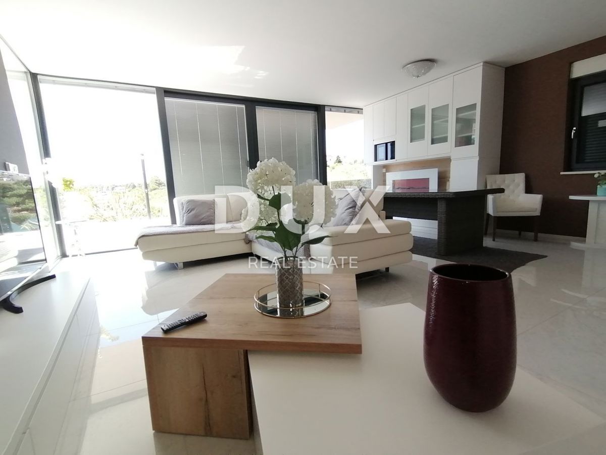 ISTRA, PJEŠČANA UVALA - Luksuzno stanovanje s 3 spalnicami in dnevno sobo velikosti 200 m2, prva vrsta do morja!