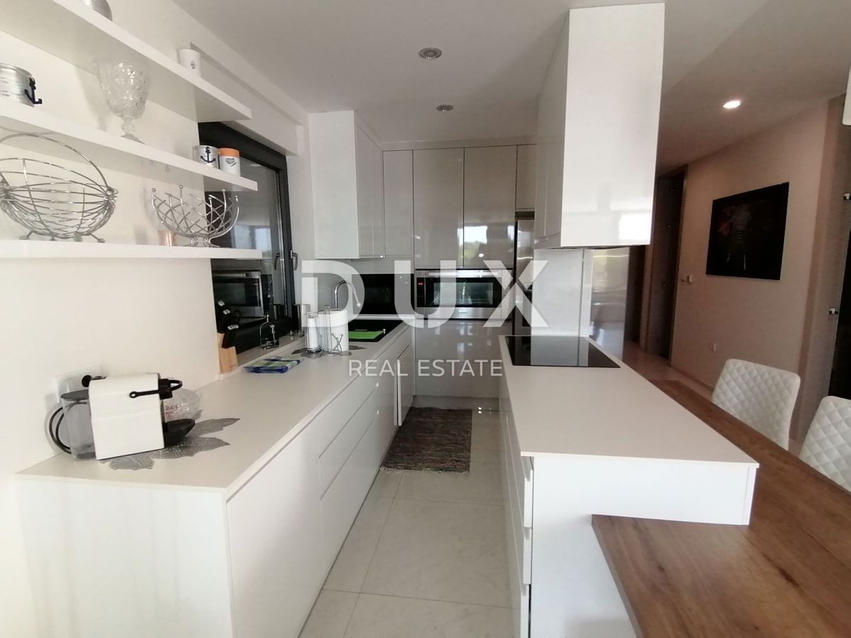 ISTRA, PJEŠČANA UVALA - Luksuzno stanovanje s 3 spalnicami in dnevno sobo velikosti 200 m2, prva vrsta do morja!