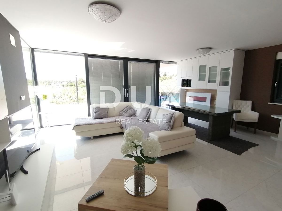 ISTRA, PJEŠČANA UVALA - Luksuzno stanovanje s 3 spalnicami in dnevno sobo velikosti 200 m2, prva vrsta do morja!