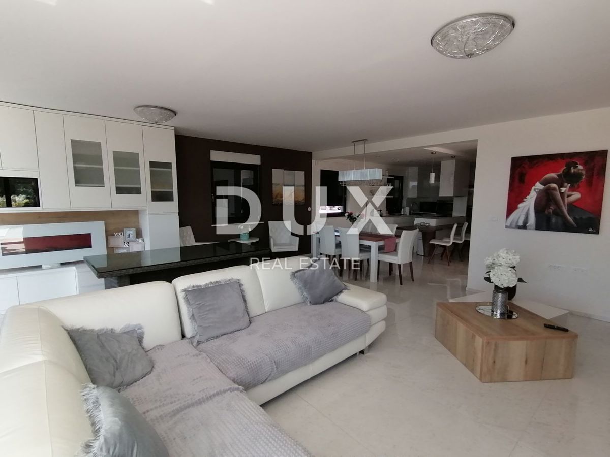 ISTRA, PJEŠČANA UVALA - Luksuzno stanovanje s 3 spalnicami in dnevno sobo velikosti 200 m2, prva vrsta do morja!