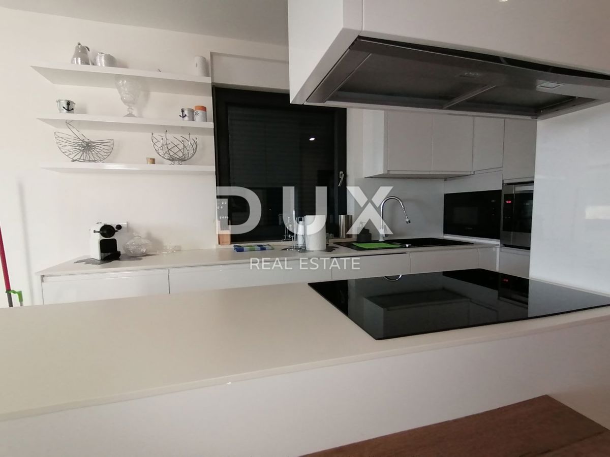 ISTRA, PJEŠČANA UVALA - Luksuzno stanovanje s 3 spalnicami in dnevno sobo velikosti 200 m2, prva vrsta do morja!