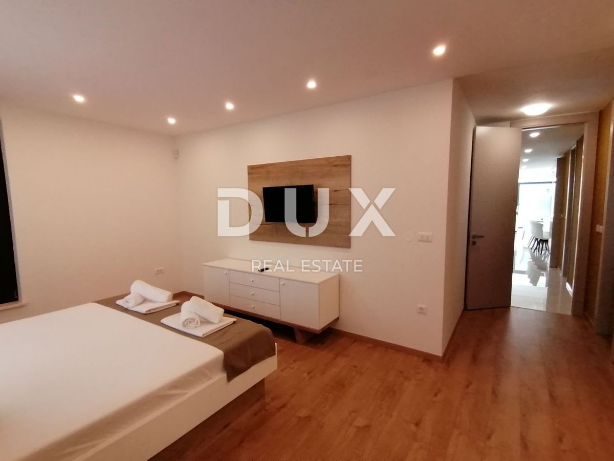 ISTRA, PJEŠČANA UVALA - Luksuzno stanovanje s 3 spalnicami in dnevno sobo velikosti 200 m2, prva vrsta do morja!