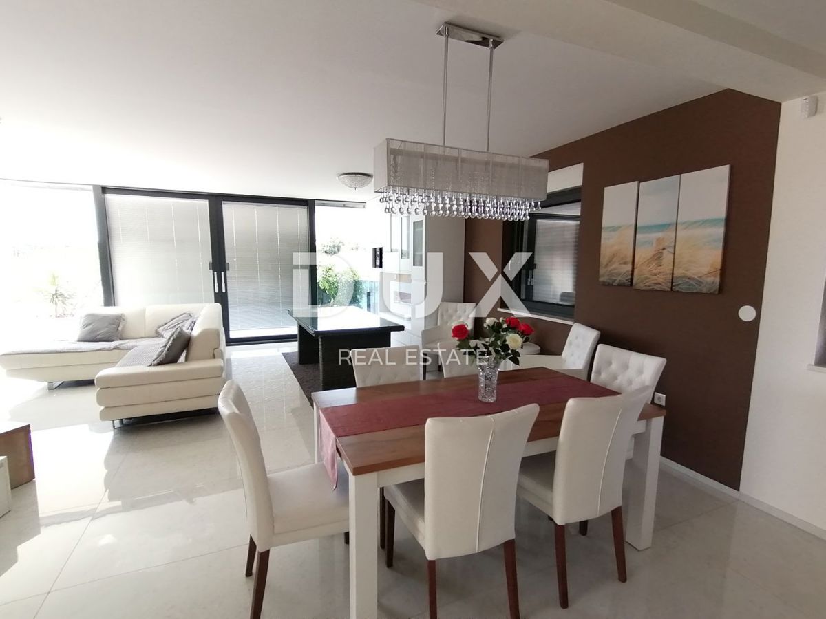 ISTRA, PJEŠČANA UVALA - Luksuzno stanovanje s 3 spalnicami in dnevno sobo velikosti 200 m2, prva vrsta do morja!