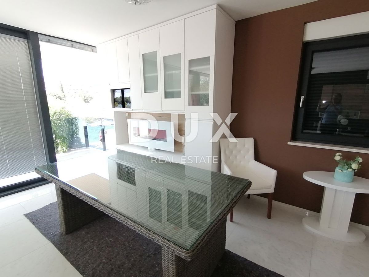 ISTRA, PJEŠČANA UVALA - Luksuzno stanovanje s 3 spalnicami in dnevno sobo velikosti 200 m2, prva vrsta do morja!