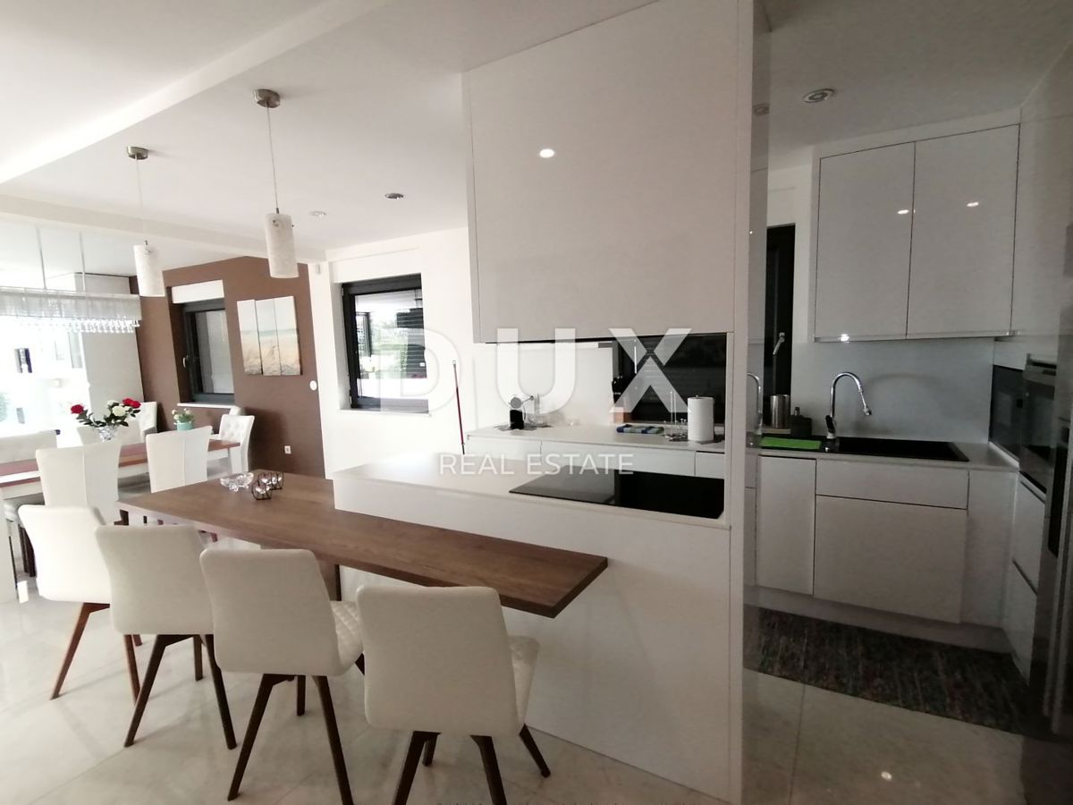 ISTRA, PJEŠČANA UVALA - Luksuzno stanovanje s 3 spalnicami in dnevno sobo velikosti 200 m2, prva vrsta do morja!