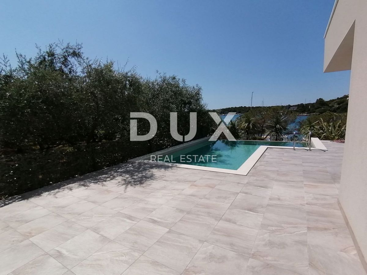 ISTRA, PJEŠČANA UVALA - Luksuzno stanovanje s 3 spalnicami in dnevno sobo velikosti 200 m2, prva vrsta do morja!