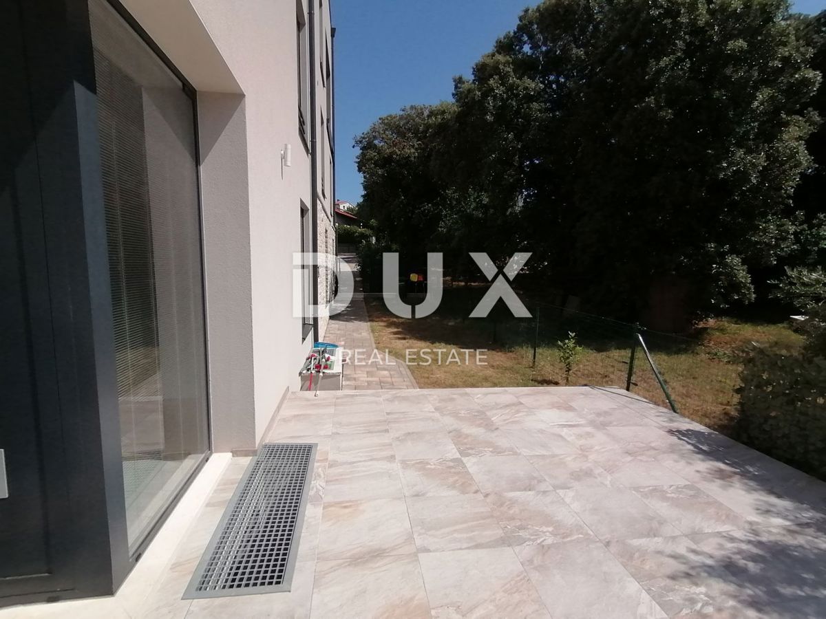 ISTRA, PJEŠČANA UVALA - Luksuzno stanovanje s 3 spalnicami in dnevno sobo velikosti 200 m2, prva vrsta do morja!