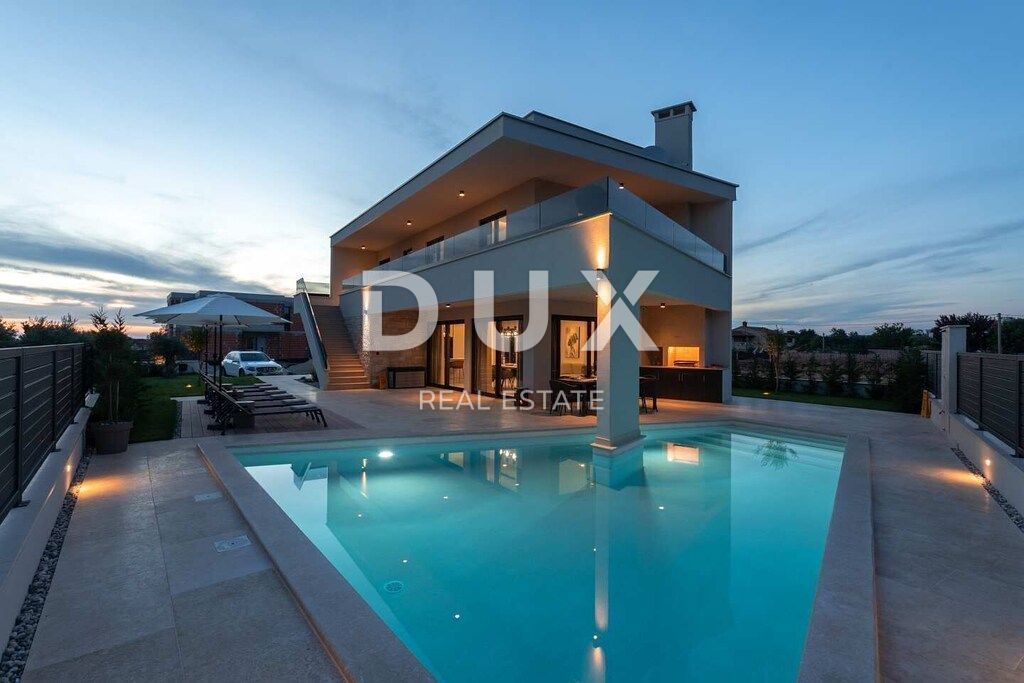 ISTRA, POREČ - Luksuzna moderna hiša z bazenom in strešno teraso s pogledom na morje