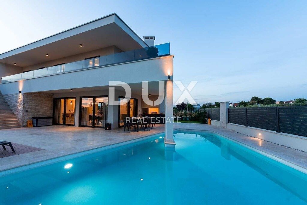 ISTRA, POREČ - Luksuzna moderna hiša z bazenom in strešno teraso s pogledom na morje