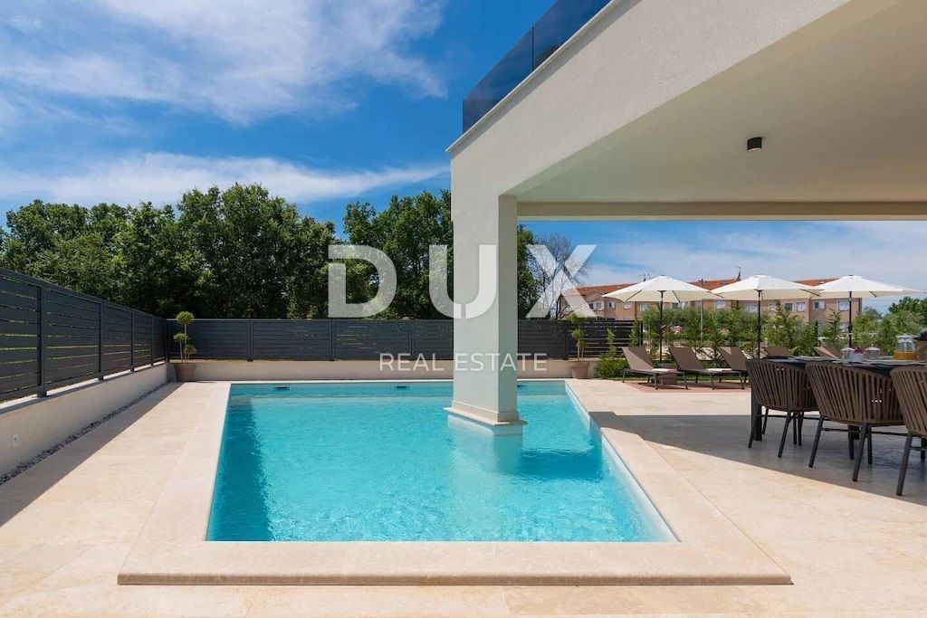 ISTRA, POREČ - Luksuzna moderna hiša z bazenom in strešno teraso s pogledom na morje