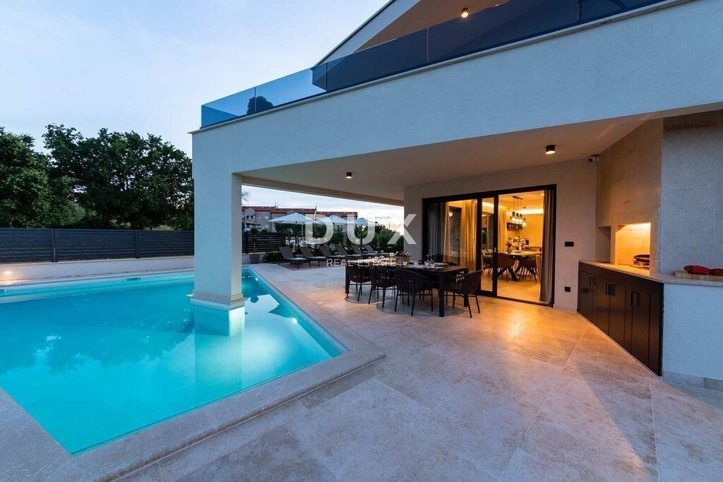 ISTRA, POREČ - Luksuzna moderna hiša z bazenom in strešno teraso s pogledom na morje