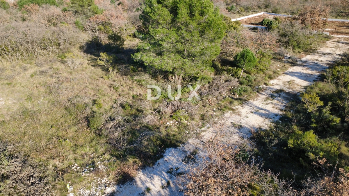 ZADAR, CRNO – Redna parcela 740 m² z dovozno cesto!