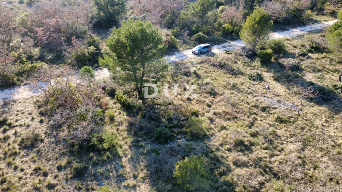 ZADAR, CRNO – Redna parcela 740 m² z dovozno cesto!