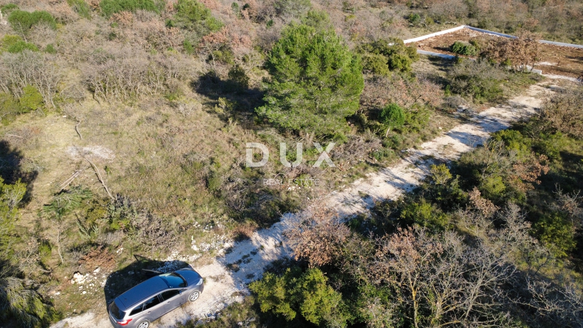 ZADAR, CRNO – Redna parcela 740 m² z dovozno cesto!