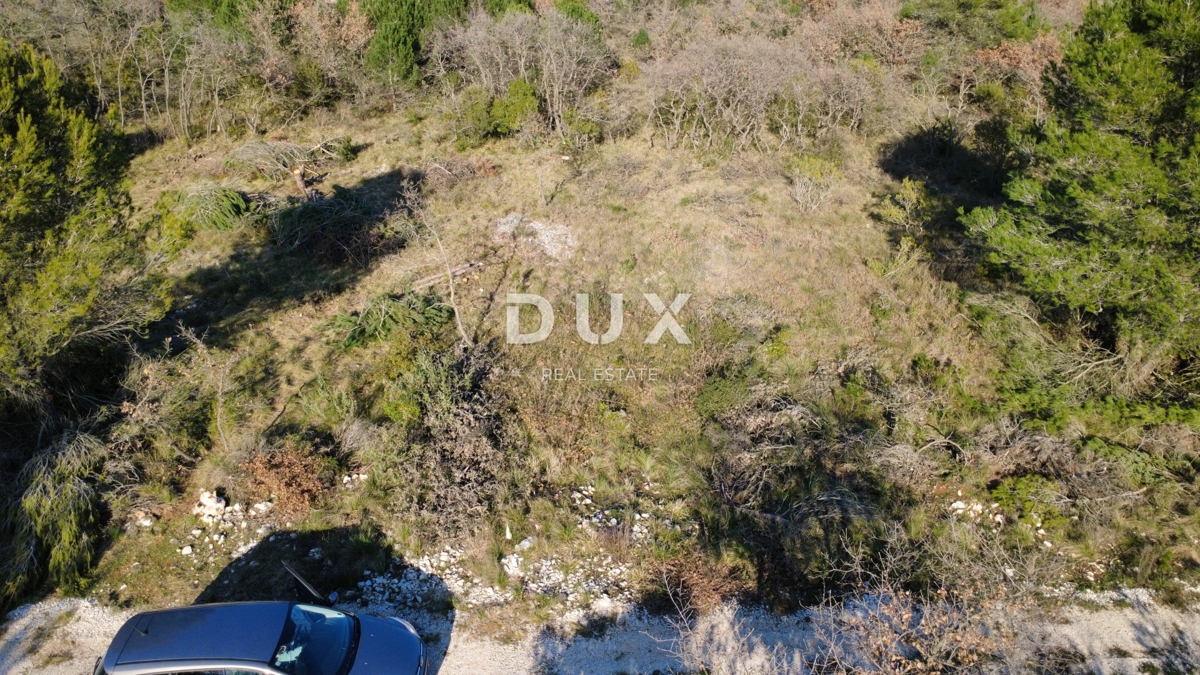 ZADAR, CRNO – Redna parcela 740 m² z dovozno cesto!