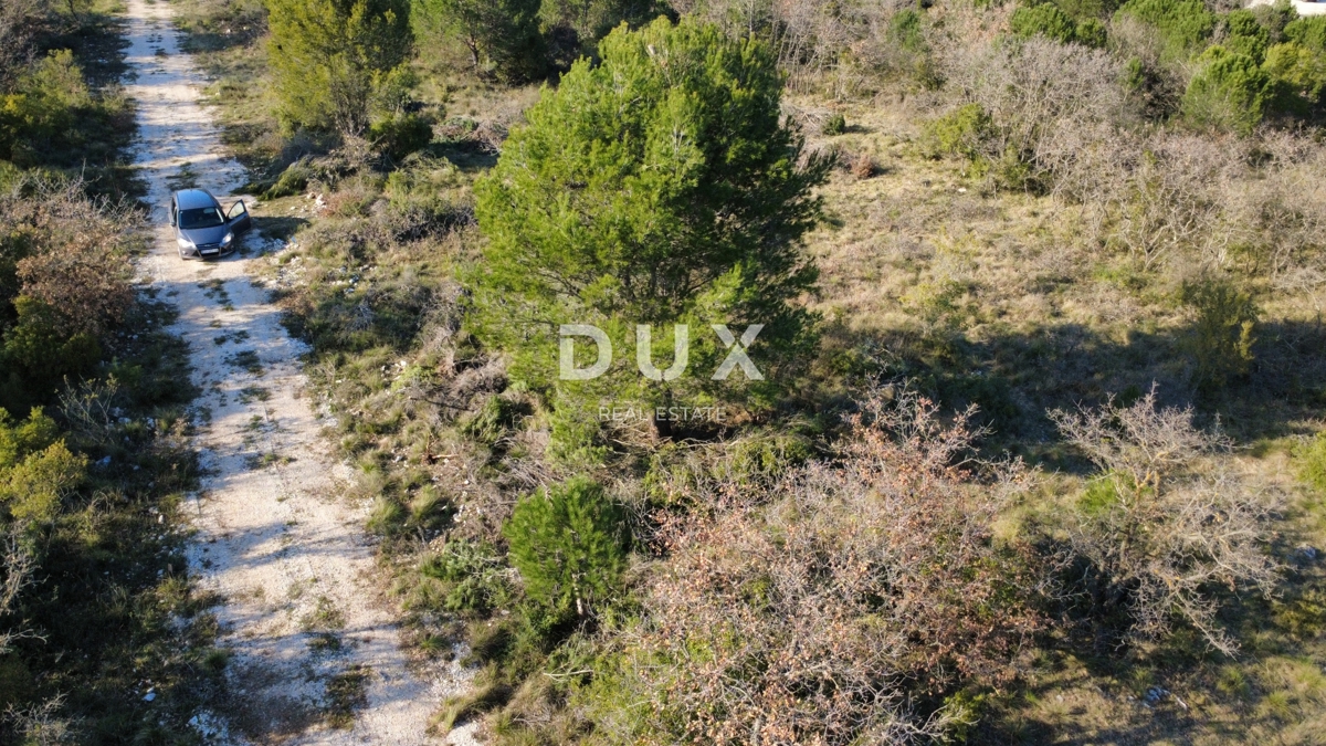 ZADAR, CRNO – Redna parcela 740 m² z dovozno cesto!