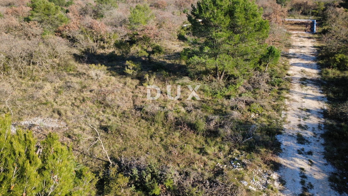 ZADAR, CRNO – Redna parcela 740 m² z dovozno cesto!