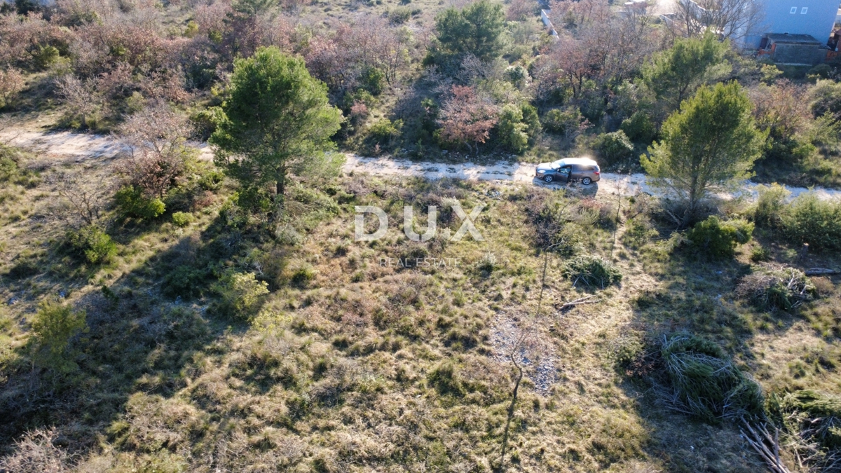 ZADAR, CRNO – Redna parcela 740 m² z dovozno cesto!