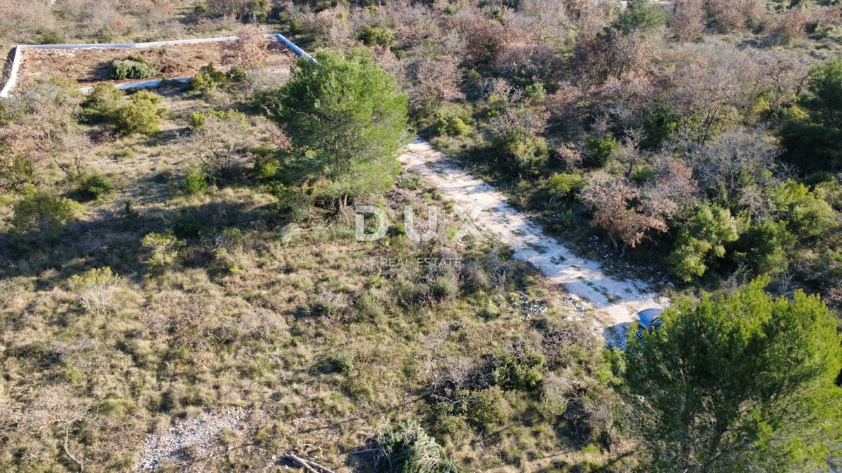 ZADAR, CRNO – Redna parcela 740 m² z dovozno cesto!