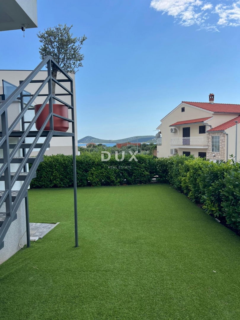 ŠIBENIK, VODICE - Stanovanje v pritličju z vrtom, teraso in 2 parkirnima mestoma