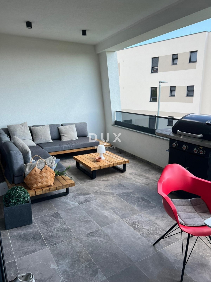 ŠIBENIK, VODICE - Stanovanje v pritličju z vrtom, teraso in 2 parkirnima mestoma