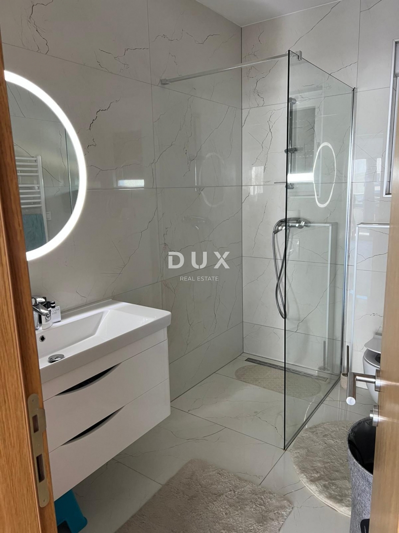 ŠIBENIK, VODICE - Stanovanje v pritličju z vrtom, teraso in 2 parkirnima mestoma