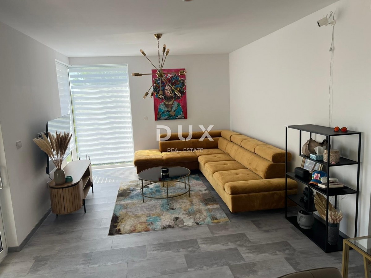 ŠIBENIK, VODICE - Stanovanje v pritličju z vrtom, teraso in 2 parkirnima mestoma