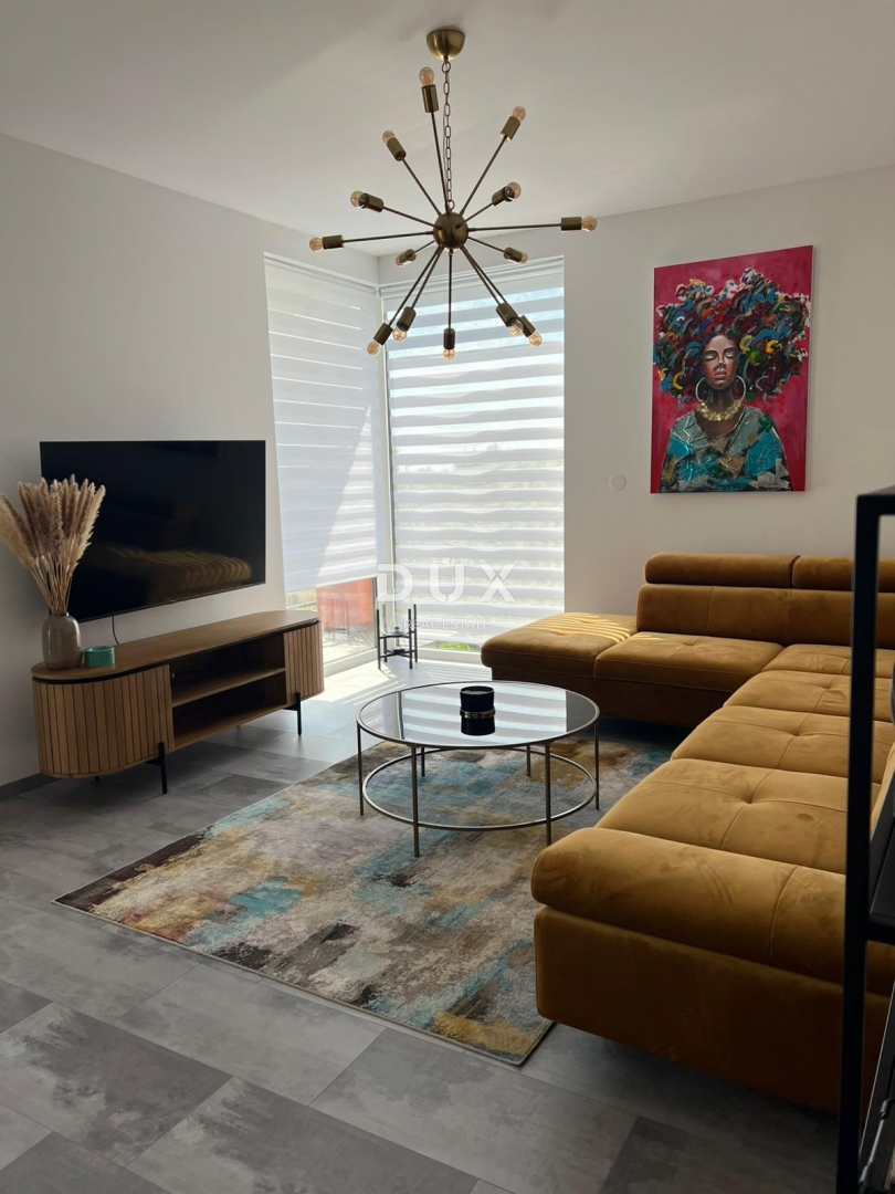 ŠIBENIK, VODICE - Stanovanje v pritličju z vrtom, teraso in 2 parkirnima mestoma