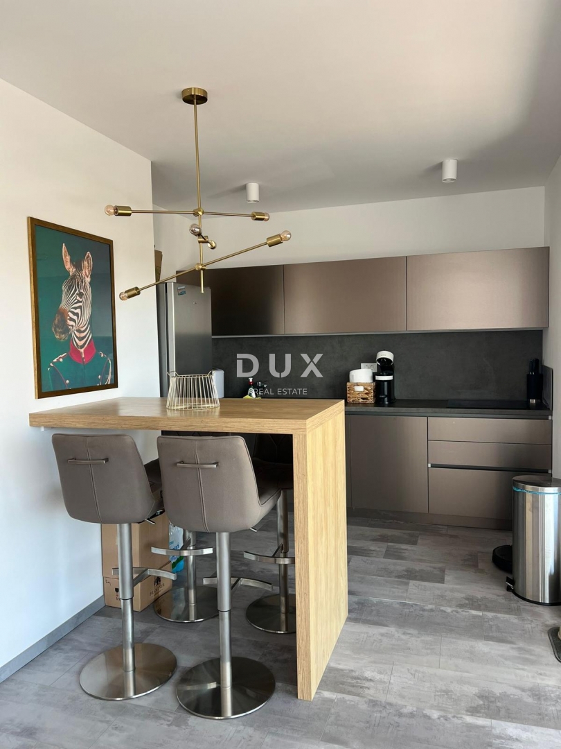 ŠIBENIK, VODICE - Stanovanje v pritličju z vrtom, teraso in 2 parkirnima mestoma