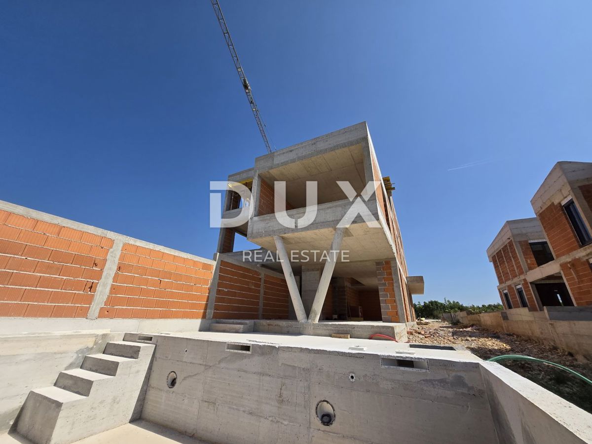 ŠIBENIK, VODICE - Ekskluzivna dvojna hiša z vrtom in bazenom, popolna kombinacija miru, dizajna in mediteranskega načina življenja