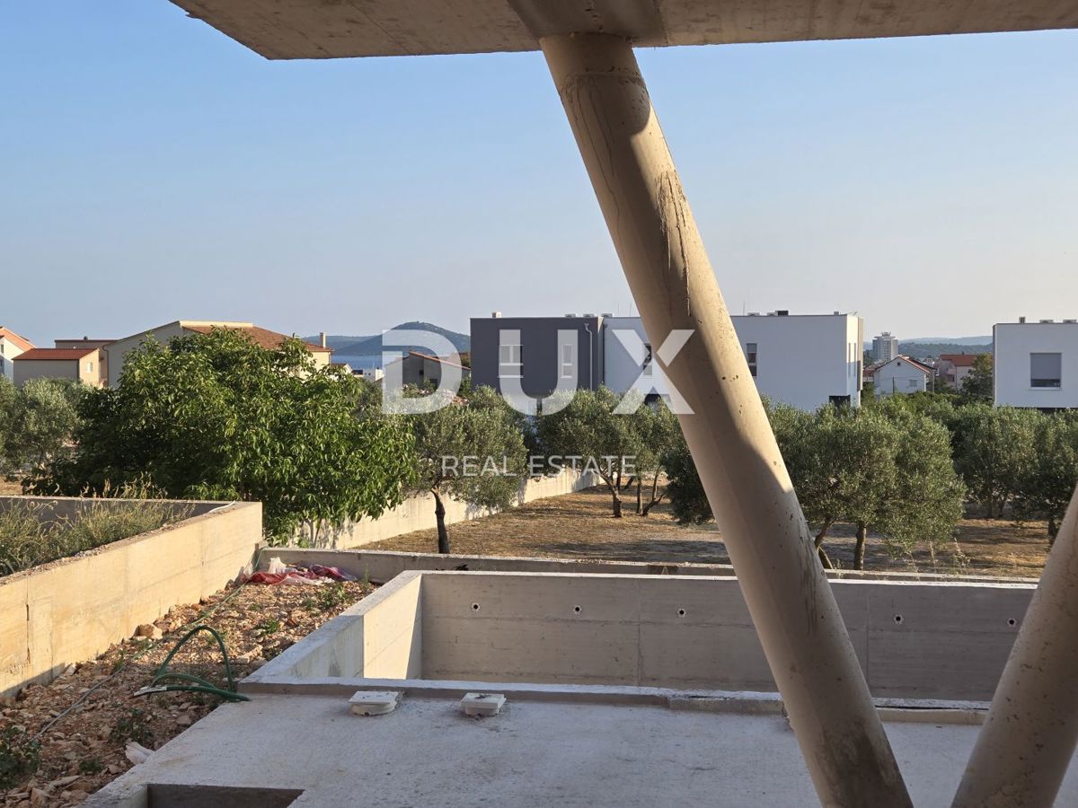 ŠIBENIK, VODICE - Ekskluzivna dvojna hiša z vrtom in bazenom, popolna kombinacija miru, dizajna in mediteranskega načina življenja