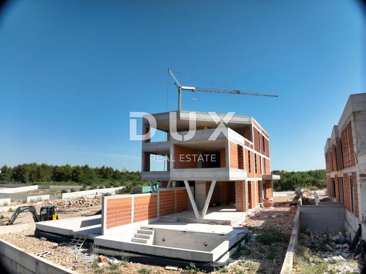 ŠIBENIK, VODICE - Ekskluzivna dvojna hiša z vrtom in bazenom, popolna kombinacija miru, dizajna in mediteranskega načina življenja