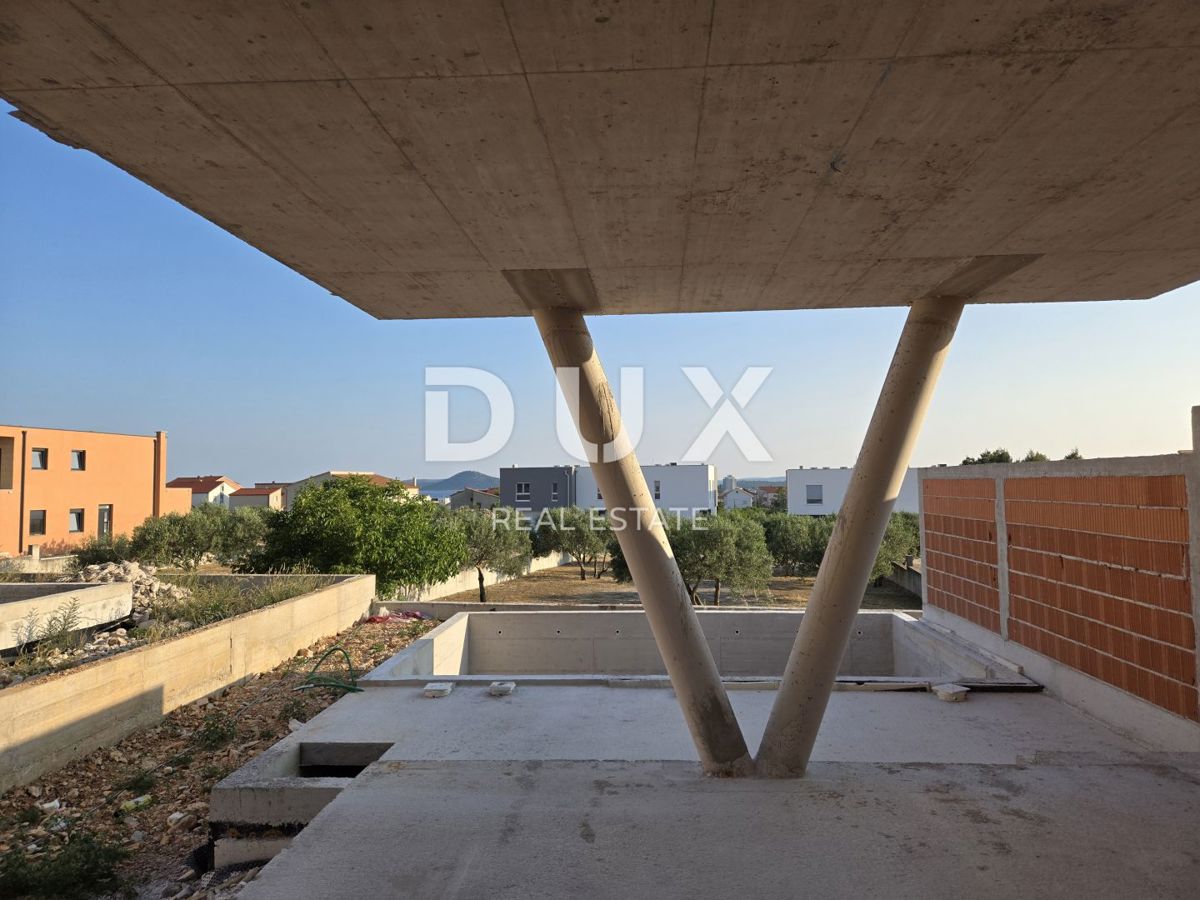 ŠIBENIK, VODICE - Ekskluzivna dvojna hiša z vrtom in bazenom, popolna kombinacija miru, dizajna in mediteranskega načina življenja