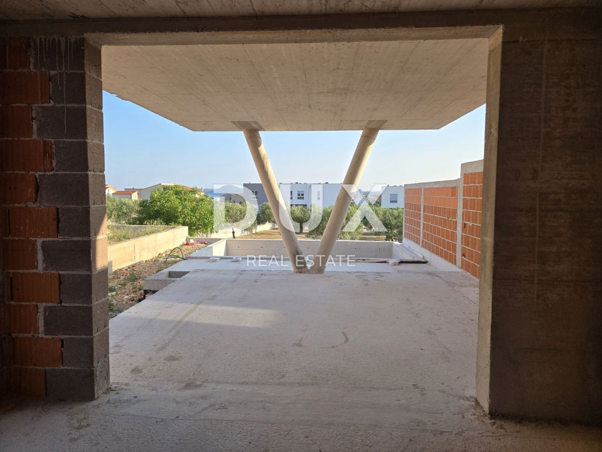 ŠIBENIK, VODICE - Ekskluzivna dvojna hiša z vrtom in bazenom, popolna kombinacija miru, dizajna in mediteranskega načina življenja