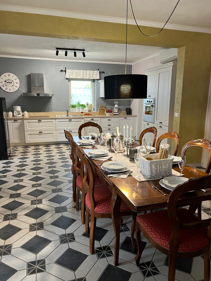 ISTRA, LABIN - Hiša z bazenom na mirni lokaciji