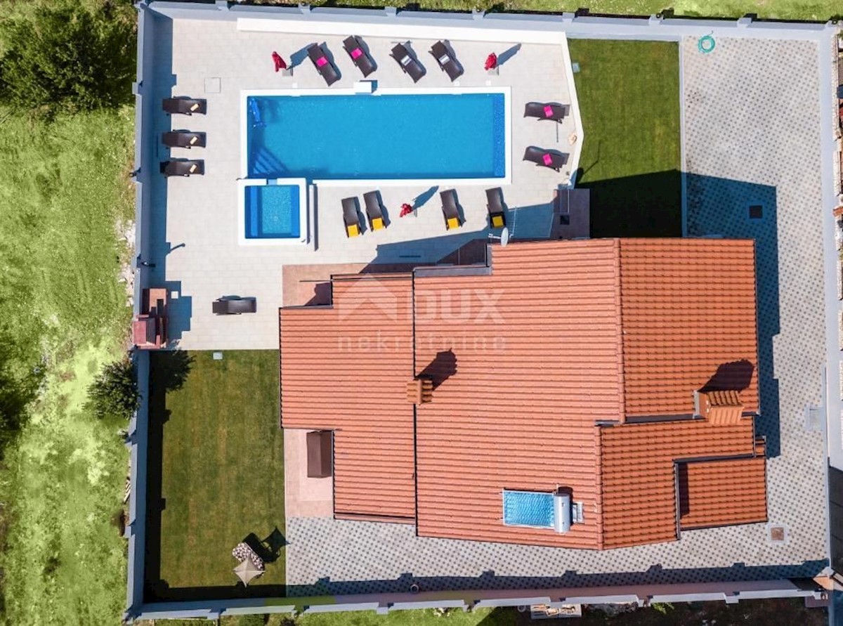 ISTRA, PULA - Prostorna hiša z dvema apartmajema