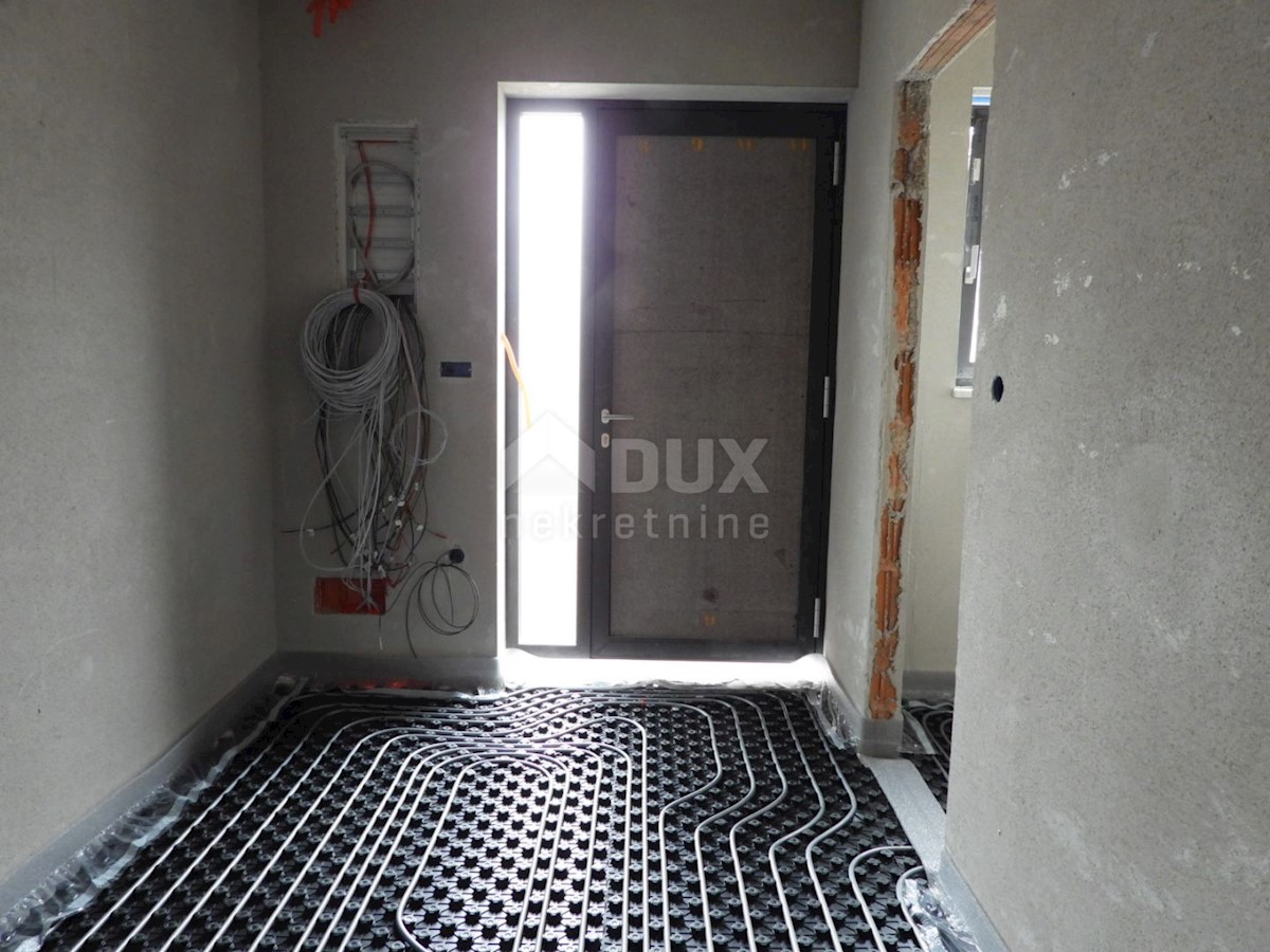 OPATIJA, POBRI - vrstna vila 214m2 s pogledom na morje + urejen vrt 150m2