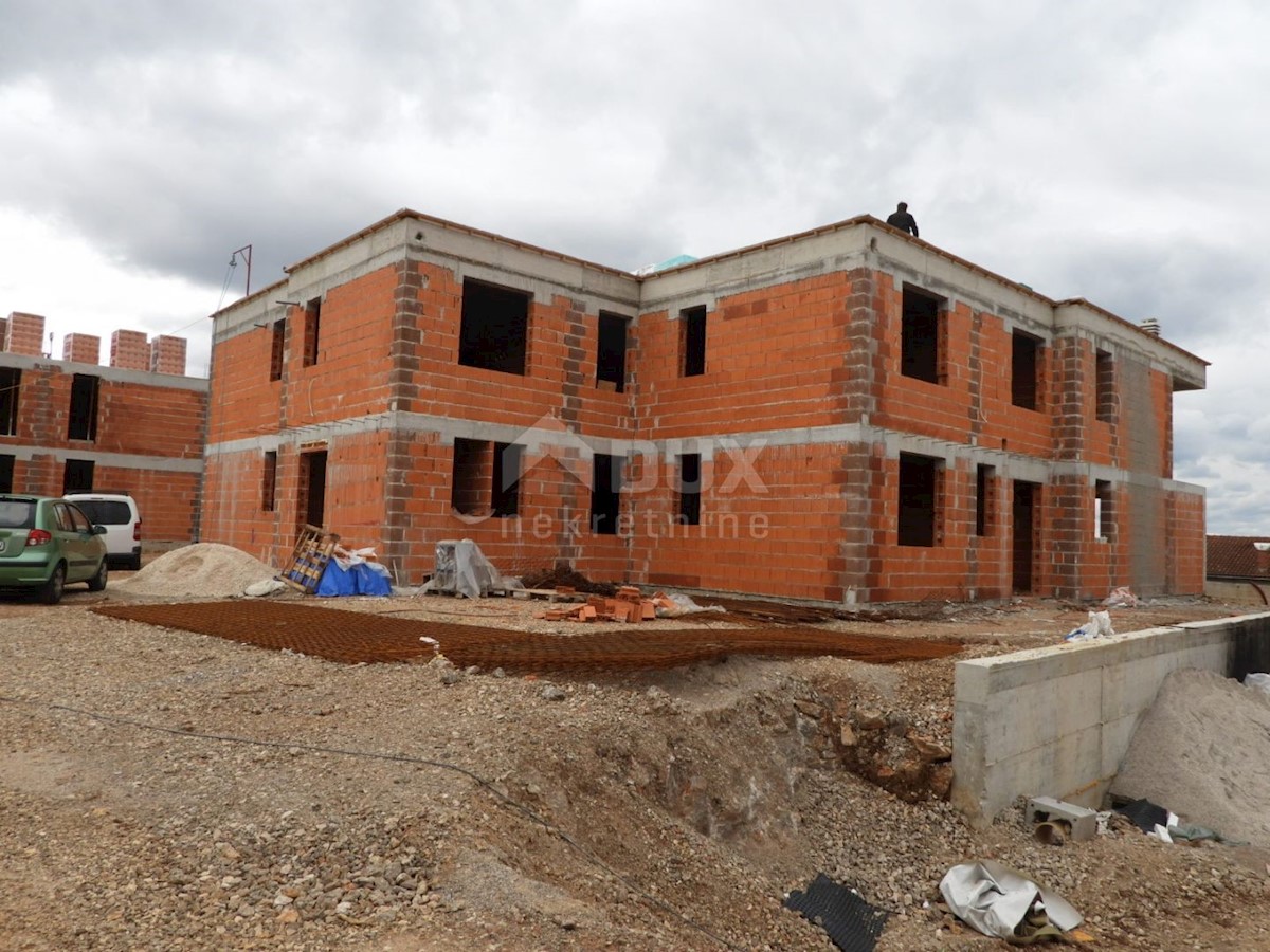 OPATIJA, POBRI - vrstna vila 214m2 s pogledom na morje + urejen vrt 150m2