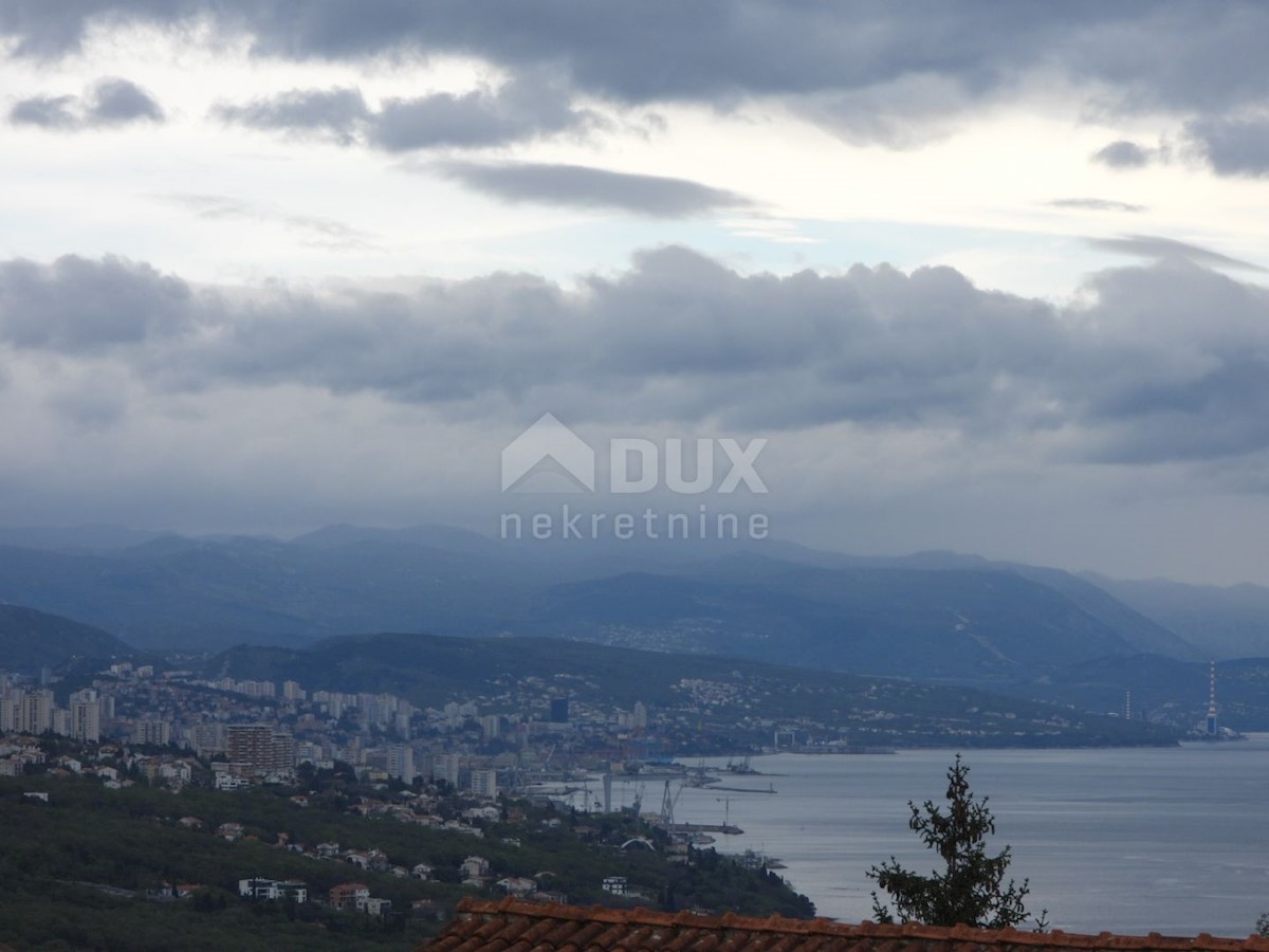 OPATIJA, POBRI - vrstna vila 214m2 s pogledom na morje + urejen vrt 150m2