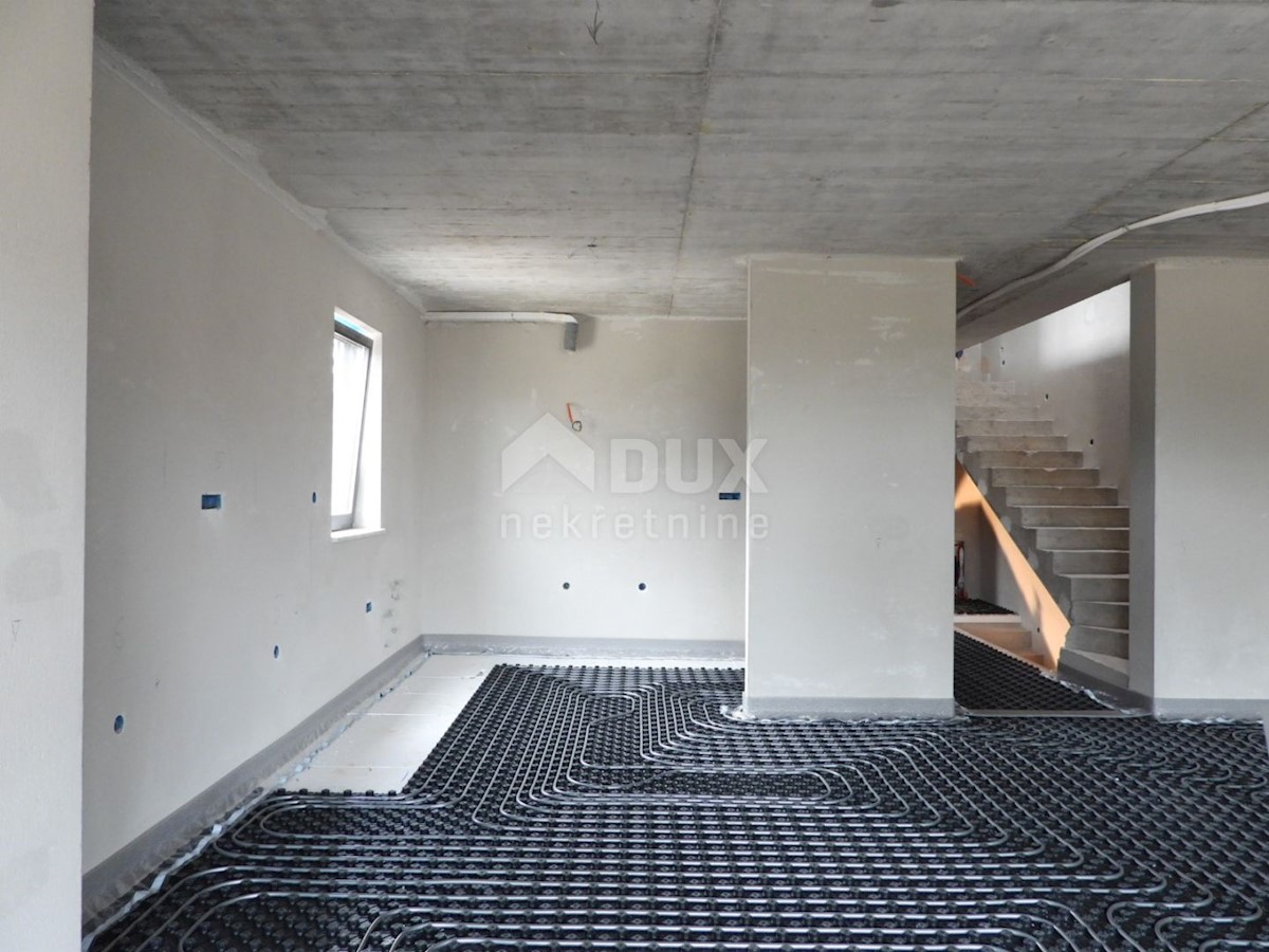 OPATIJA, POBRI - vrstna vila 214m2 s pogledom na morje + urejen vrt 150m2
