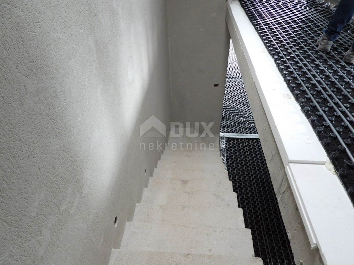 OPATIJA, POBRI - vrstna vila 214m2 s pogledom na morje + urejen vrt 150m2