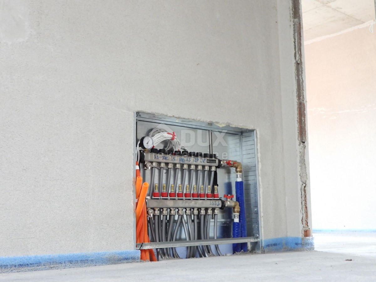 OPATIJA, POBRI - vrstna vila 214m2 s pogledom na morje + urejen vrt 150m2